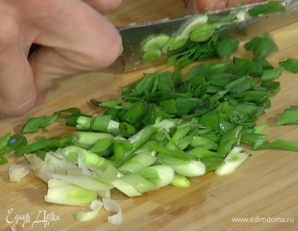 Зеленый лук мелко нарезать.