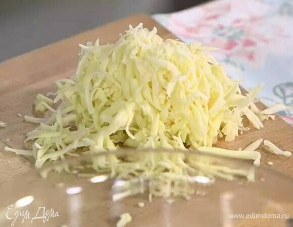 Сыр натереть на мелкой терке.