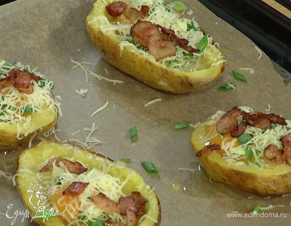 В каждую чашечку выложить по 1 ч. ложке натертого сыра и разбить по яйцу, затем разложить оставшийся сыр, зеленый лук и бекон.