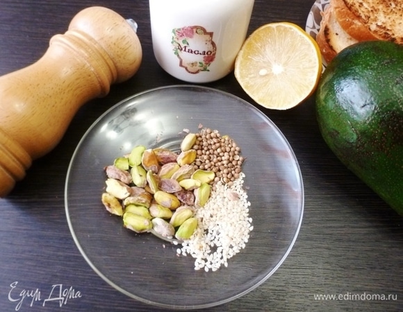 Подготовить ингредиенты для вкусных бутербродов. Авокадо почистить и нарезать ломтиками. Сбрызнуть соком лимона.