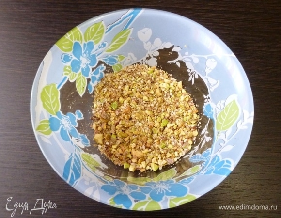 Для ароматной посыпки бутербродов соединить фисташки, кунжут и кориандр. Размять их до крошки.