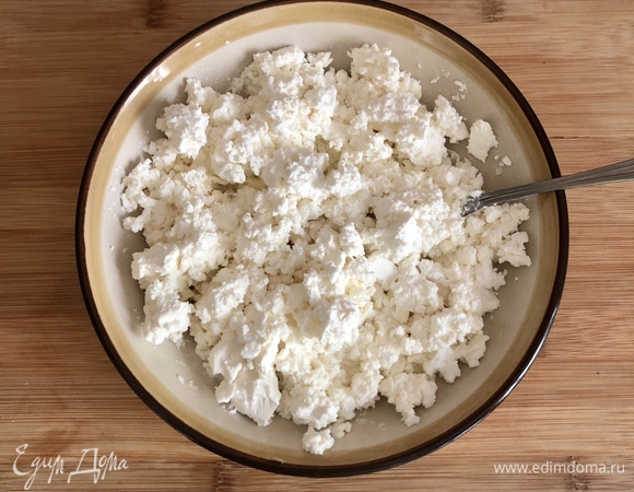 Для начинки нужно соединить брынзу, яйцо и рубленый шпинат.