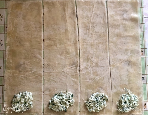 Выложить начинку на край полоски теста.