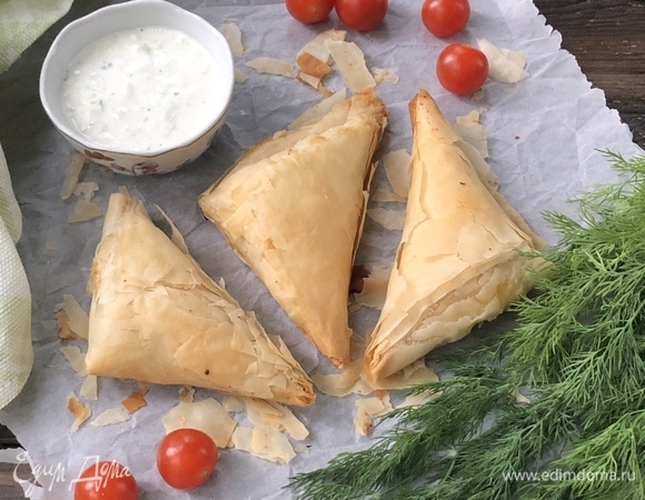 Для соуса один средний огурец натереть на крупной терке. Смешать с измельченной зеленью, сметаной и солью. Соус подавайте к пирожкам.