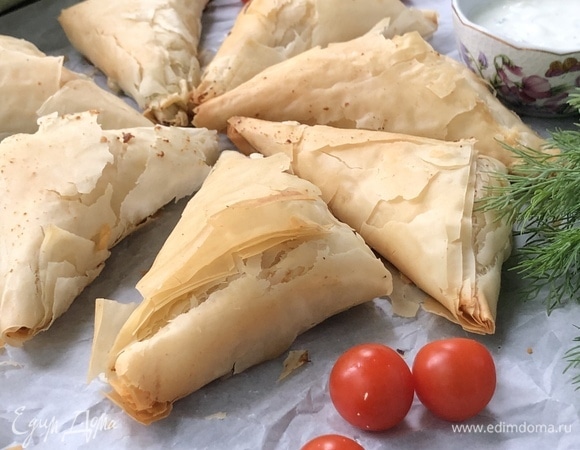 После выпечки слои теста воздушные, хрустящие, а начинка чуть солоновата.