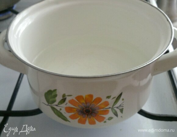 В кастрюлю налить воду, довести до кипения, немного посолить.