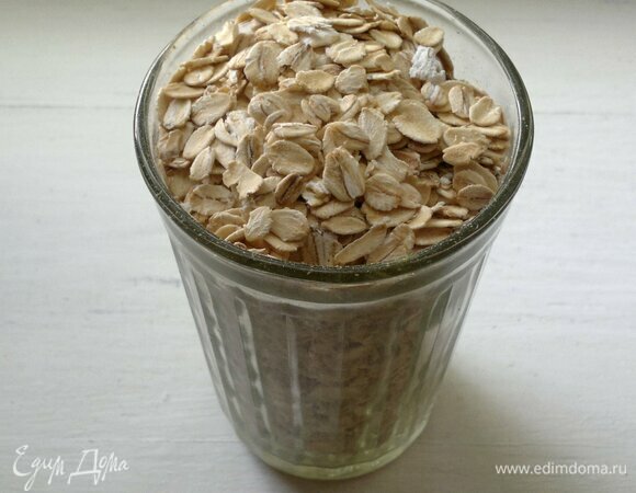 Отмерить необходимое количество овсяных хлопьев.