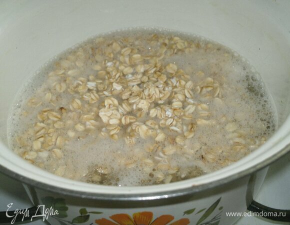 В кипящую воду всыпать крупу, перемешать.