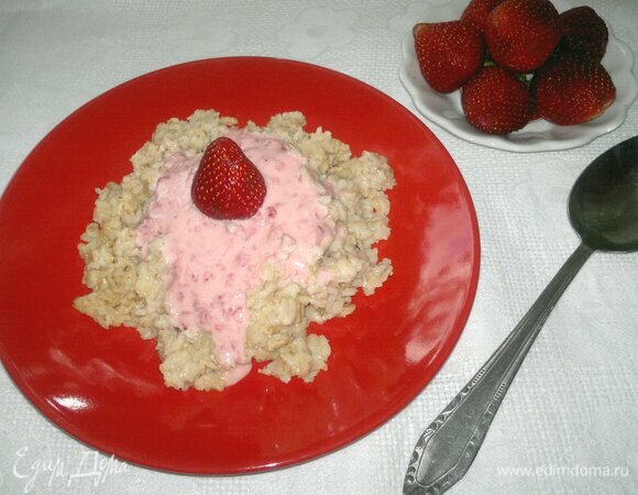 Разложить овсянку по тарелкам. Полить сметанно-клубничным кремом. Украсить ягодами клубники и листиками мяты.