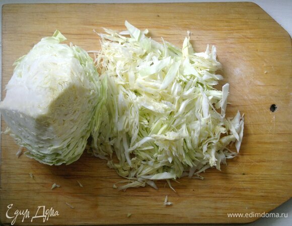 У молодой белокочанной капусты удалить верхние листья. Нарезать капусту тонкой соломкой.