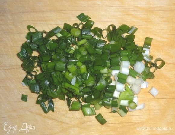 Зеленый лук помыть, обсушить, мелко нарезать. Консервированный зеленый горошек откинуть на сито и дать стечь жидкости.