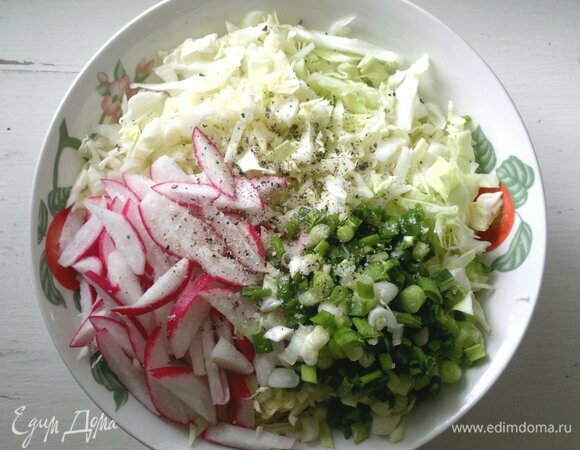 В миске соединить нарезанные овощи, посолить, поперчить, добавить сахар, перемешать.