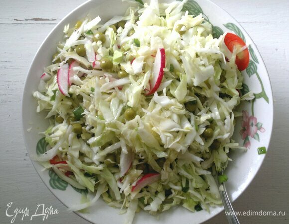 Полить салат уксусом и растительным маслом, перемешать.