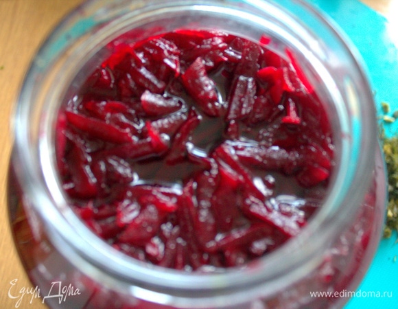 Заранее замариновать натертую вареную свеклу или купить готовую, банку 0,5 л, у нас везде продают вот в таком виде маринованную, но в сезон цены космические. Мы покупаем за копейки свеклу, варим примерно 1 кг и потом заливаем маринадом по вкусу: вода нагретая, уксус, соль, перец. Настоять сутки на балконе, потом хранить в холодильнике и брать по востребованию.