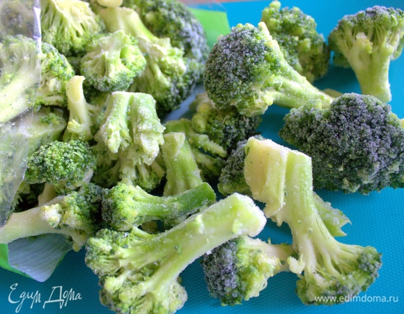 Брокколи купила на базе 1 кг замороженную, мелкие соцветия отварить в подсоленной воде до готовности или полуготовности — как любите.