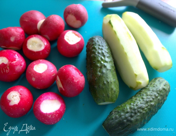Редиску, огурцы промыть, отрезать «попки», с огурца еще снимаю шкурку, она жесткая здесь.