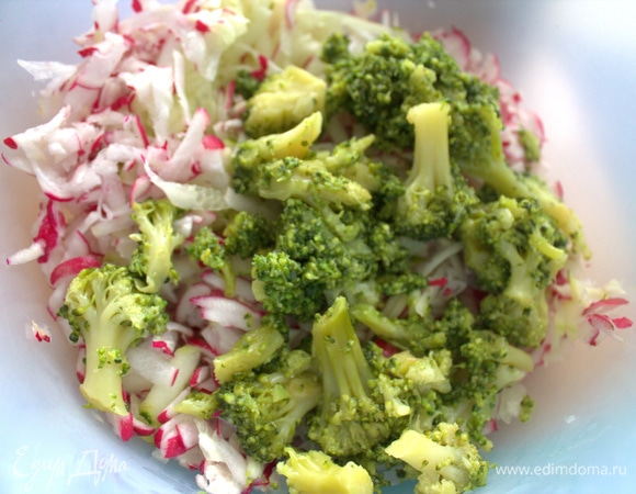 Брокколи слить через сито (отвар можно в суп) и перенести в овощи.