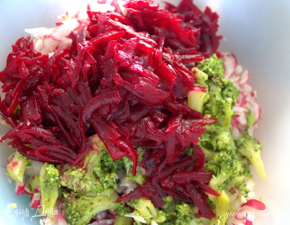 Маринованную свеклу добавляем примерно 0,5 л банку вместе с маринадом. Я просто переношу по ложке свеклу, а маринад в конце вливаю постепенно, пробуя.