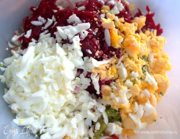 Яйца отварить, покрошить мелко, но я тоже белки натираю, желтки сами расходятся.