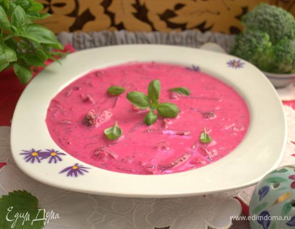 Подают холодник охлажденным, некоторые добавляю сметану, но мы считаем — это лишнее.