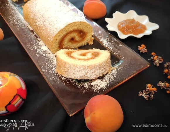 Рулет достать из холодильника, нарезать на порционные кусочки. По желанию можно посыпать сахарной пудрой.