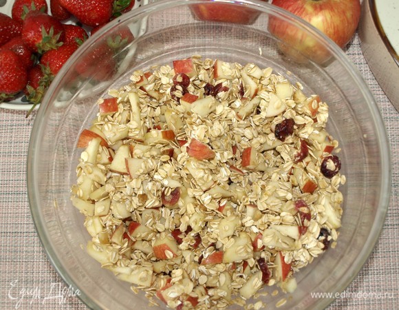 В миске смешать яблоки, овсяные хлопья, стевию, разрыхлитель, корицу, орехи и клюкву. Стевию можно заменить сахаром по вкусу.