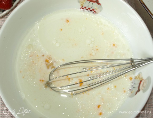 В отдельной миске соединить куриное яйцо, молоко и растительное масло. Все хорошо взбить венчиком до однородной массы.