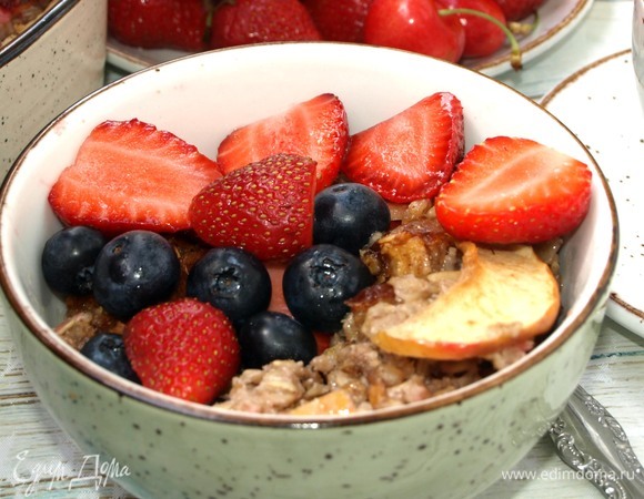 Подаем со свежими ягодами.