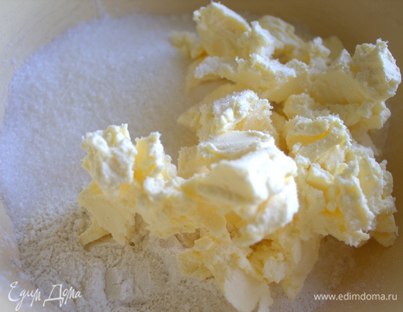 В сахар покрошить масло из холодильника.