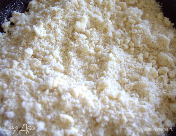 Всыпать муку с солью и перетереть руками в крошку.