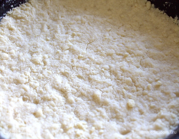 Рассыпать крошку по дну формы диаметром 22 см, слегка прижать и запечь минут 10 при 180°C.