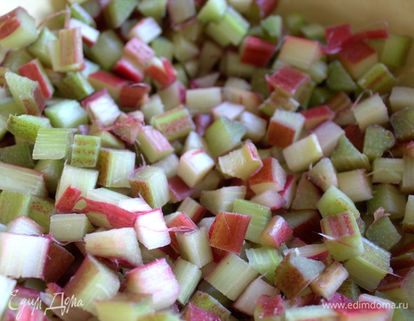 Стебли ревеня никогда не чищу от так называемой кожицы, весь цвет от нее. Только промыть и обрезать кончики. Нарезать кубиком.