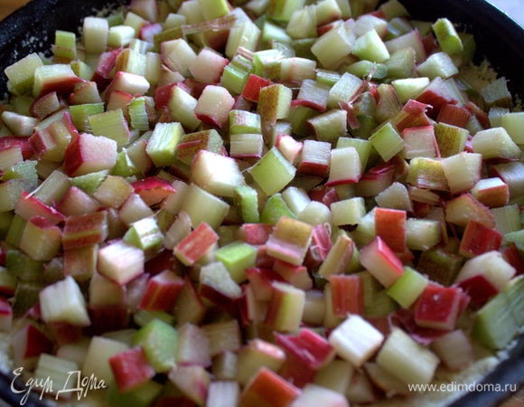 Перенести в полуготовый корж. Ревень при выпекании осядет.