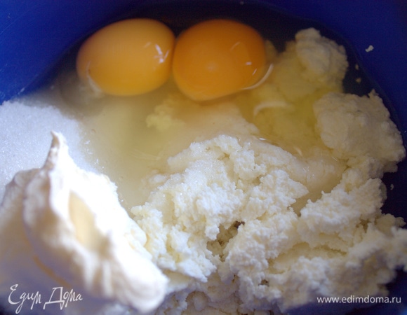 Для заливки в сахар и творог вбить яйца, добавить немного сметаны и ваниль.