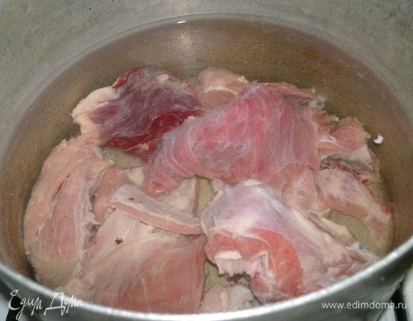 Говядину вымыть, отварить до готовности. По окончании варки вынуть из бульона, остудить. Картофель почистить, помыть, отварить. Слить воду, остудить картофель до комнатной температуры. Яйца сварить вкрутую, остудить.