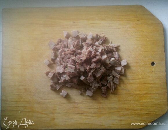 Говядину нарезать мелкими кубиками.