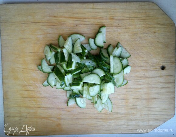 Огурцы вымыть, обсушить, нарезать небольшими ломтиками.