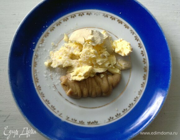 Желток яйца соединить с горчицей, немного посолить и поперчить, растереть до однородного состояния.