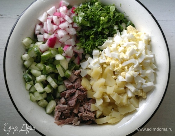 Нарезанные продукты сложить в миску, перемешать.
