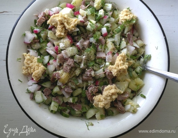 Выложить в миску растертый желток с горчицей, поперчить смесь, перемешать.