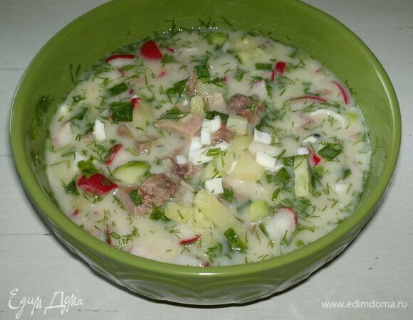 Налить в каждую тарелку квас, по вкусу добавить соль, перец, сахар.