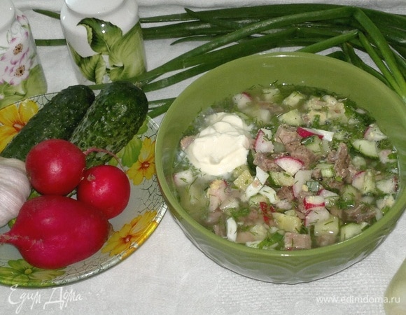 Подать окрошку к столу, заправив сметаной. Угощайтесь! Приятного аппетита!