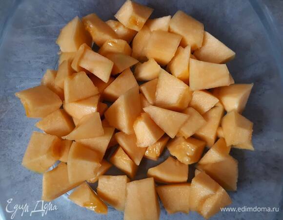 Очистите и нарежьте дыню.