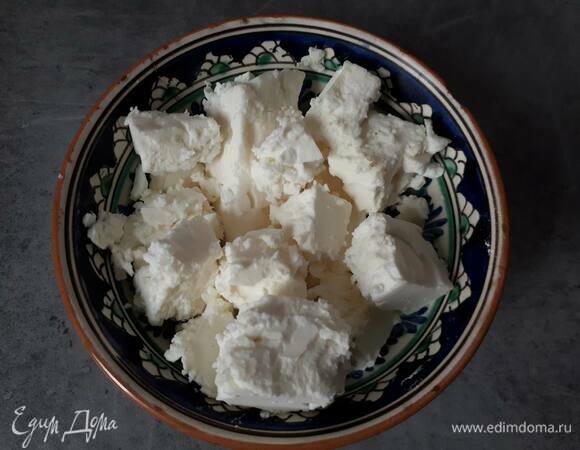 Разломайте фету на кусочки.