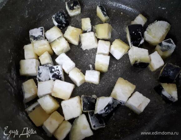 Выньте баклажаны из воды, обваляйте в рисовой муке и обжарьте на разогретом масле. Лучше жарить небольшими порциями. Обжаренные баклажаны добавьте к дыне.