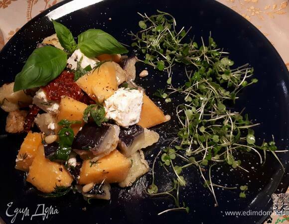 Заправьте оливковым маслом и лимонным соком, посолите и хорошо перемешайте.