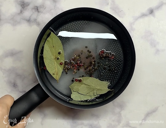 Варим маринад. Наливаем воду, добавляем соль, сахар, смесь перцев, лавровый лист и кориандр. Провариваем 5 минут, выключаем и оставляем остывать.