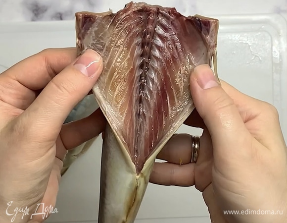 Скумбрию очищаем, убираем внутри потроха и черную пленку. Отрезаем голову и хвост, они нам не понадобятся. Нарезаем на средние кусочки. Лук нарезаем на тонкие полукольца.