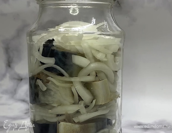 В банку укладываем слоями лук и рыбу, пока банка не заполнится.