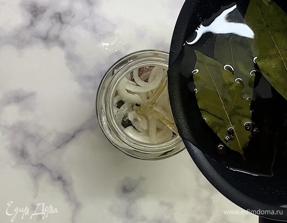 Вливаем сверху остывший маринад так, чтобы он покрывал рыбу и лук.